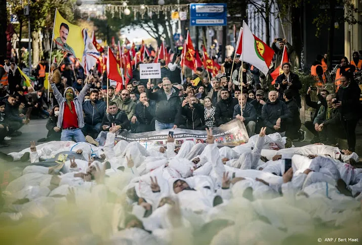 politie grijpt in bij koerdisch protest met gewonden tot gevolg