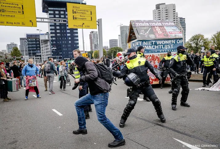 politie grijpt in bij woondemonstratie in rotterdam