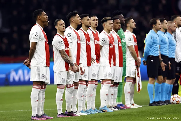 politie grijpt in voor wedstrijd ajax tegen benfica
