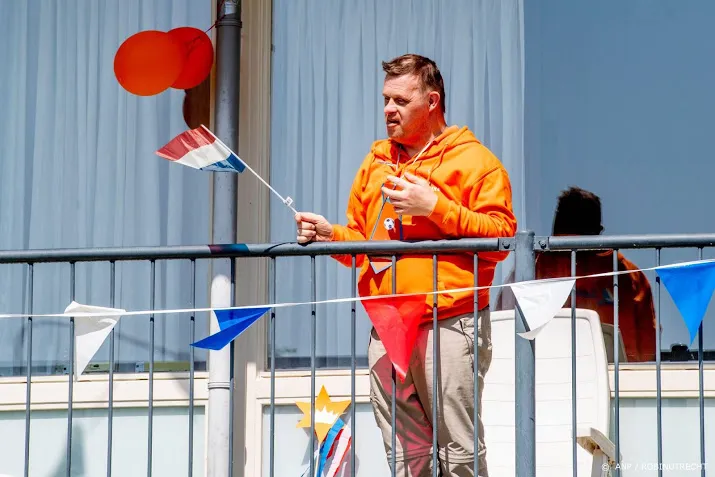 politie groningen grijpt in bij koningsdagfeest