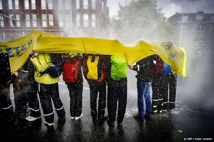 politie haalt klimaatactivisten met thunberg van begin a12