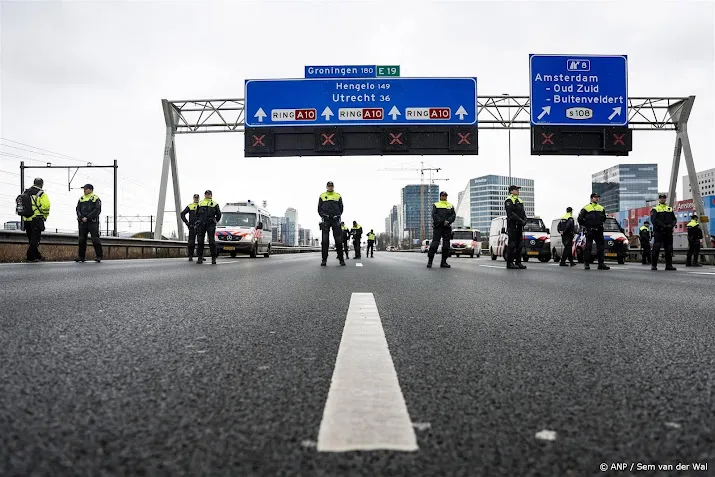 politie haalt klimaatactivisten van a10 in amsterdam