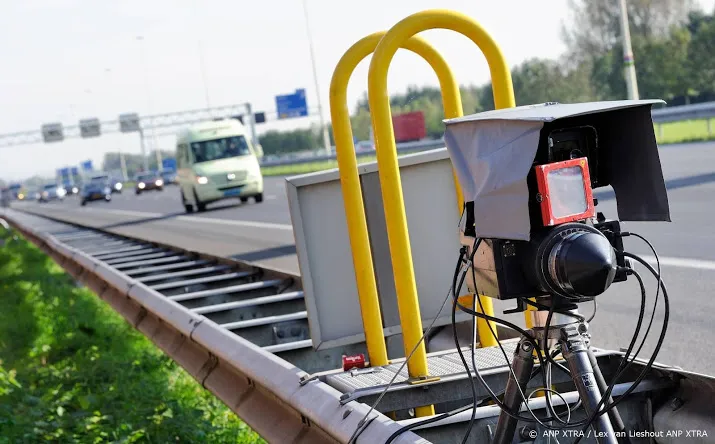 politie haalt snelheidsduivel van de weg
