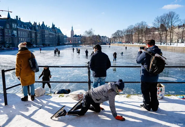 politie helpt schaatsers van smeltende hofvijver af