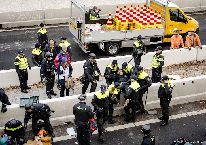 politie honderden arrestaties bij klimaatactie in den haag