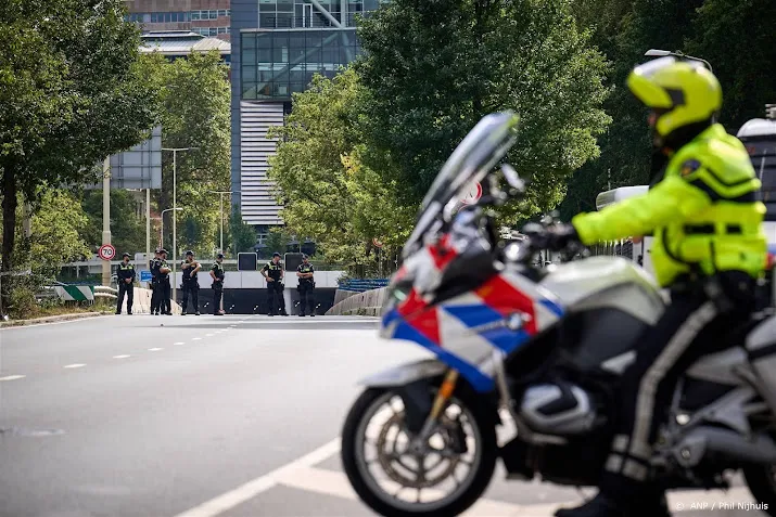 politie houdt 110 klimaatactivisten aan na blokkade a12