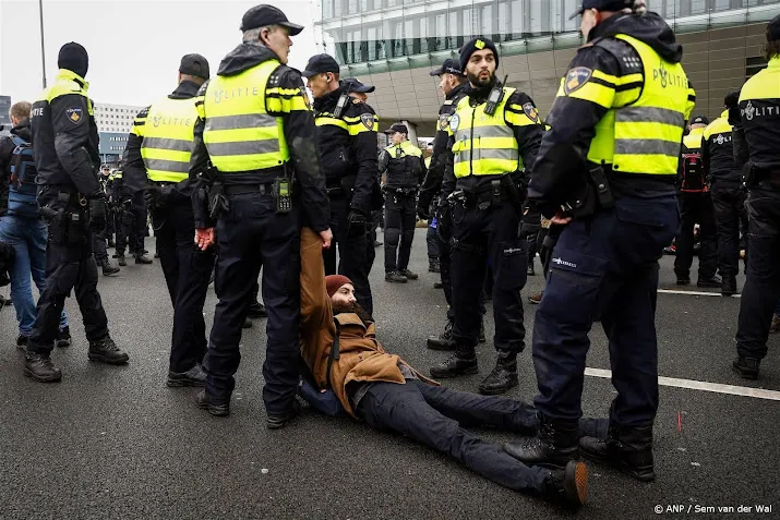 politie houdt 27 klimaatactivisten aan om gevaar voor verkeer