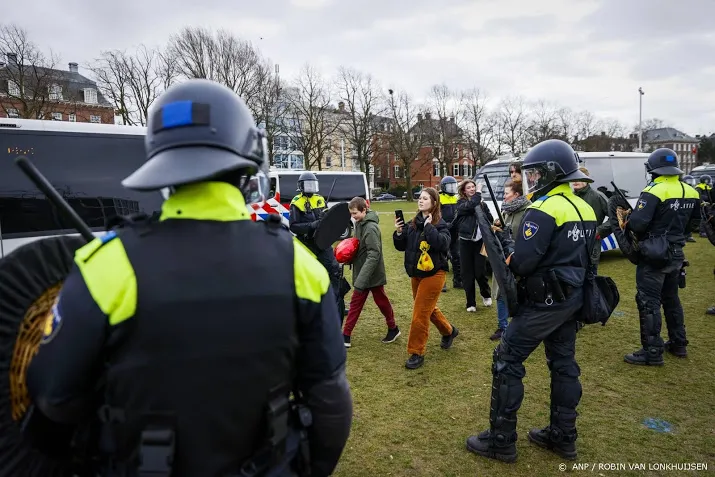 politie houdt 334 betogers aan op museumplein