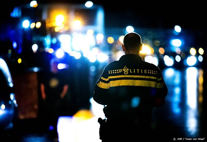 politie houdt bij alkmaar tractoren tegen die snelweg op willen