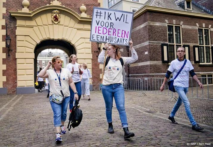 politie houdt demonstrerende huisartsen tegen bij binnenhof