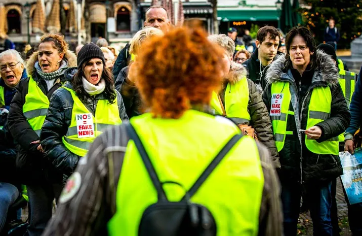 politie houdt gele hesjes weg bij binnenhof
