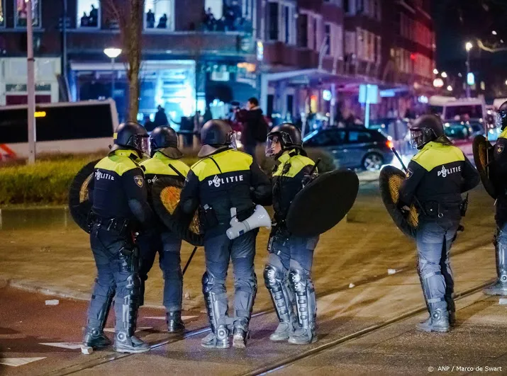 politie houdt in rotterdam 17 mensen aan voor samenscholing