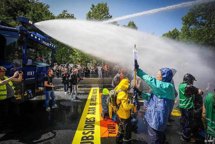 politie huurt komende 25 jaar twee italiaanse waterkanonnen