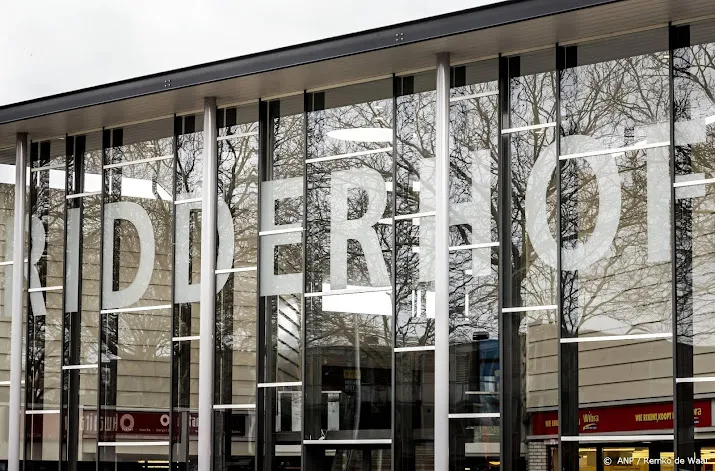 politie in winkelcentrum de ridderhof om dreigende situatie