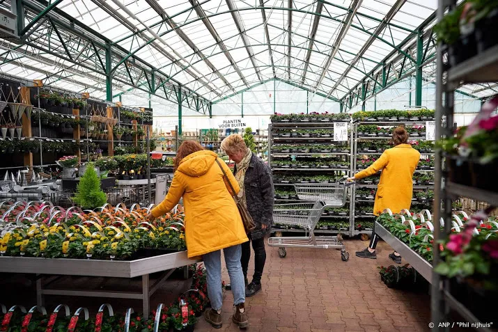 politie is tevreden rustig in de natuur en op de meubelboulevard