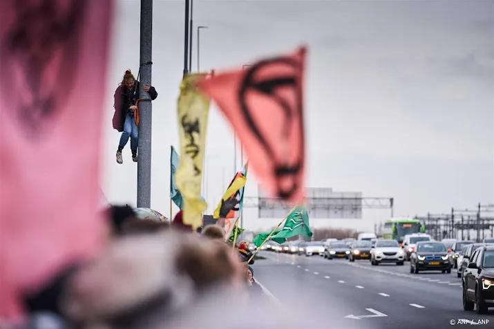 politie kleine groep demonstranten al eerder a10 op