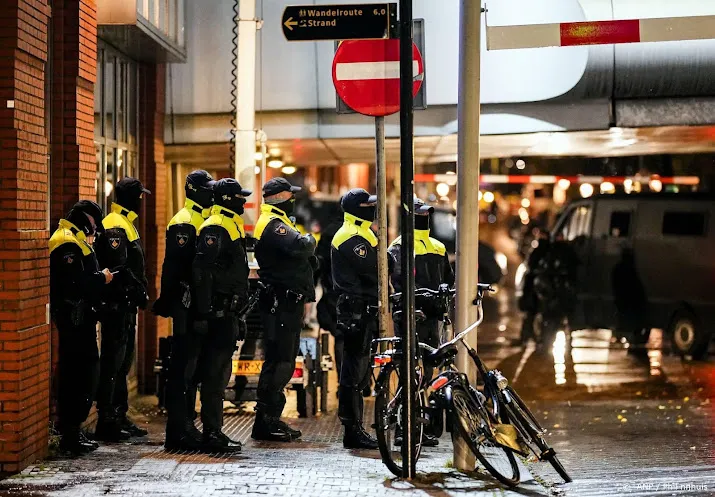 politie legt werk neer tijdens coronademonstratie in rotterdam