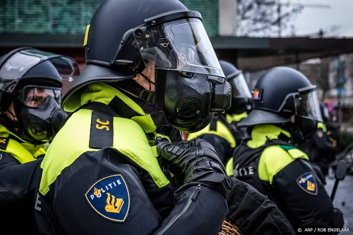 politie limburg houdt 17 verdachten aan bij ongeregeldheden