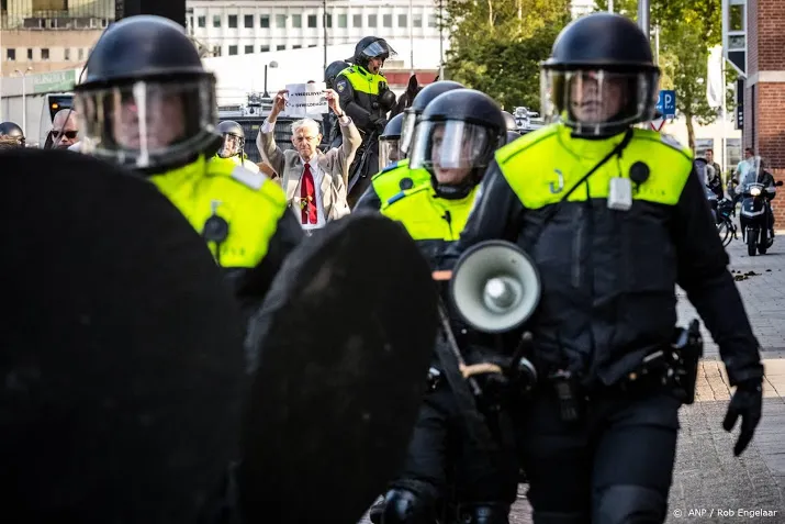 politie maakt einde aan demo pegida