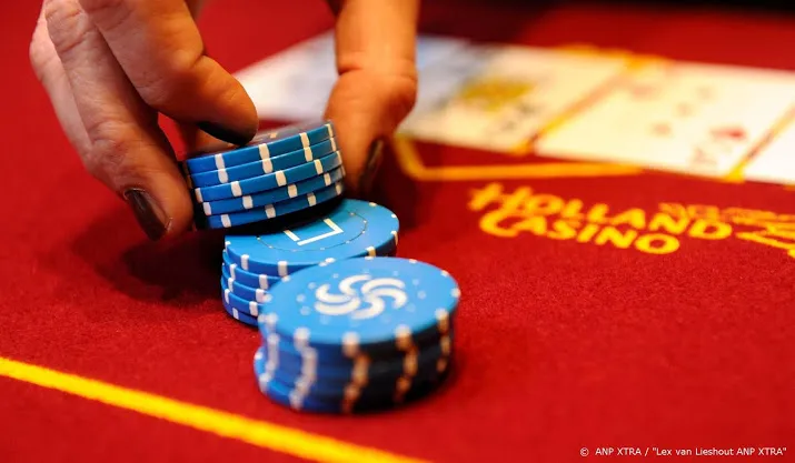 politie maakt einde aan illegaal pokertoernooi in zaandam