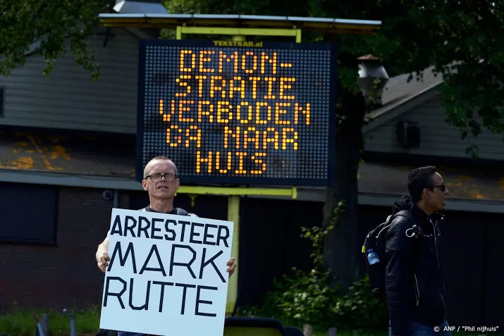 politie maakt malieveld leeg weg richting stad afgesloten