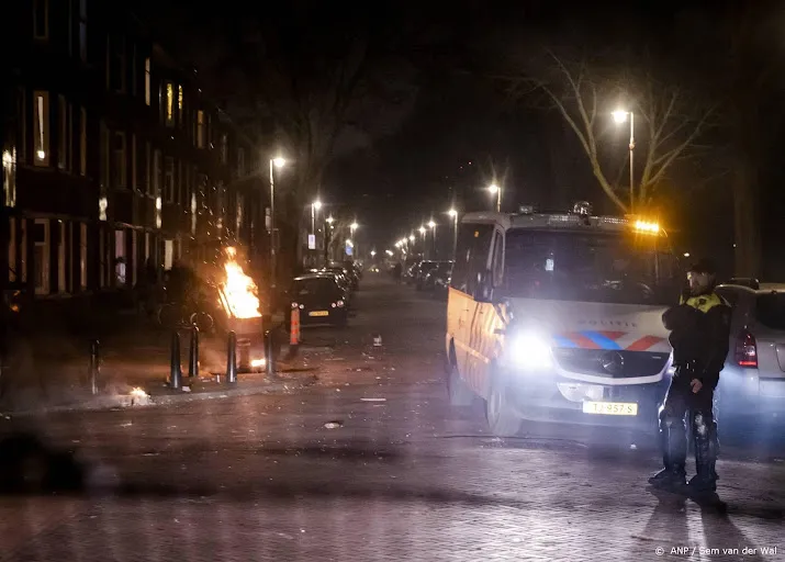politie meerdere agenten gewond door bekogeling met vuurwerk