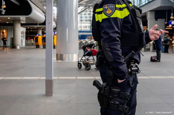 politie moet trekken wapen toch blijven melden