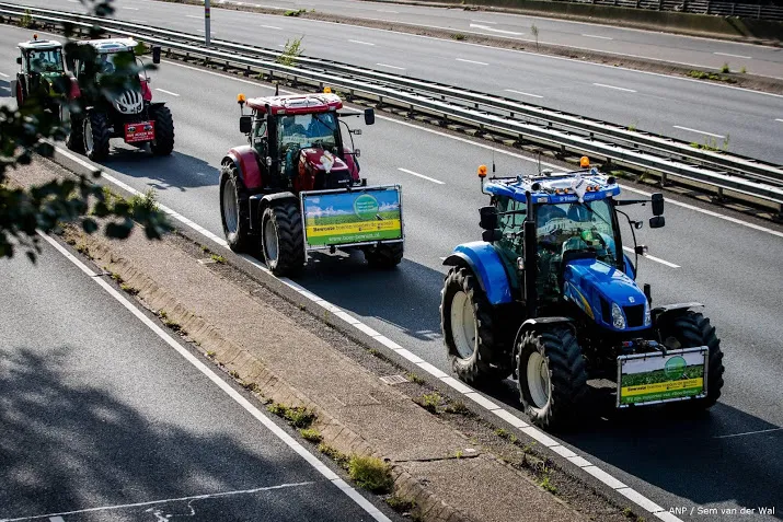 politie moet wijken voor doorrijdende boeren