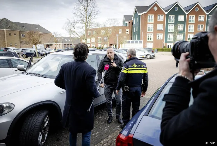 politie onderzoek naar man die inreed op verslaggever urk