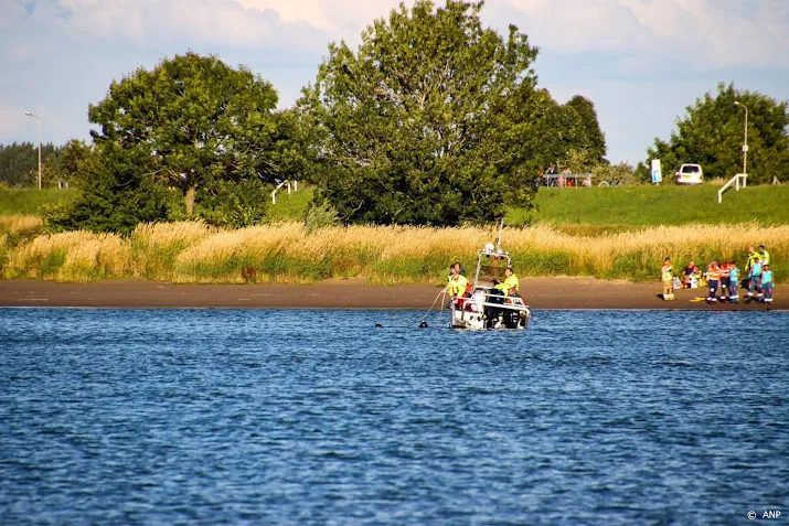 politie onderzoekt gezonken boot op lek vrouw nog vermist