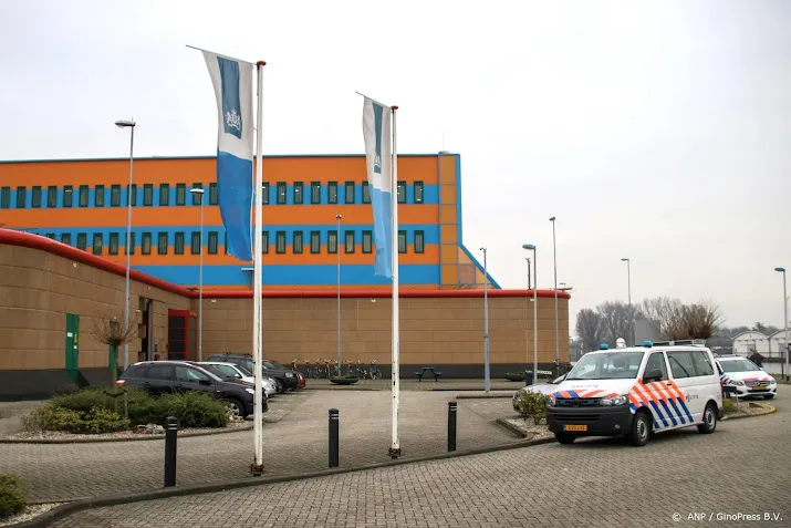 politie onderzoekt mogelijke opstand in gevangenis de schie