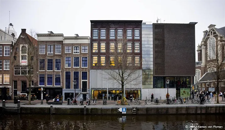 politie onderzoekt projectie op anne frank huis