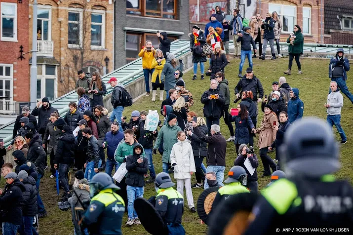 politie ontruimt museumplein in amsterdam met waterkanon