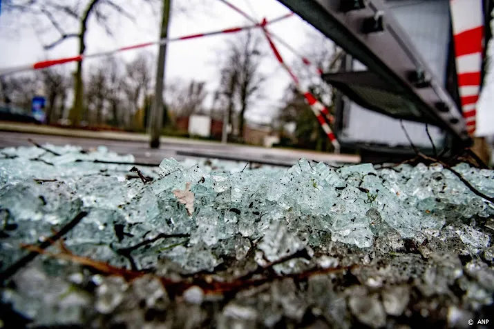 politie op zoek naar grote groep relschoppers moordrecht