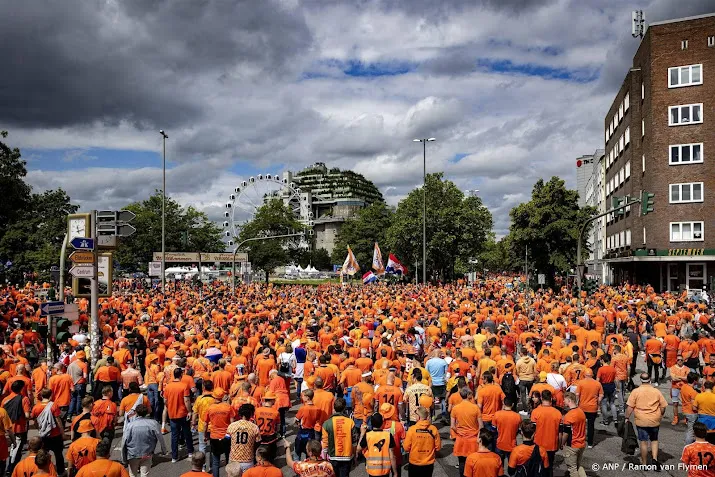 politie overmeestert man met bijl in hamburg bij fanmars oranje