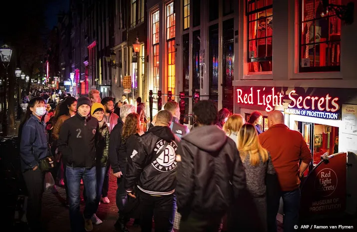 politie pakt 63 personen bij driedaagse actie amsterdamse wallen