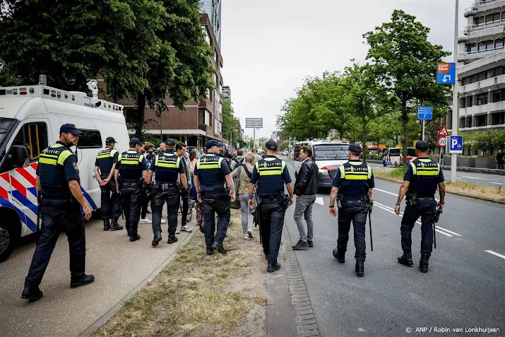 politie pakt twee mensen op in den haag rondom boerenprotest