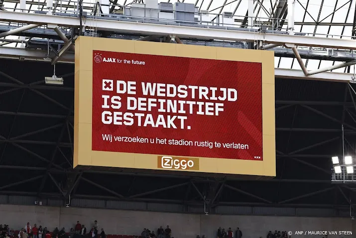 politie plaatst fotos van verdachte stenengooiers bij klassieker