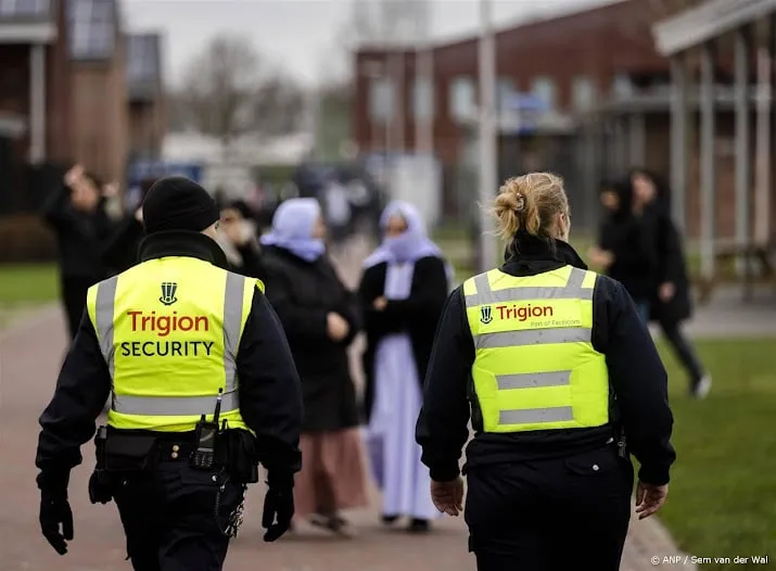 politie pleit voor structurele oplossingen azc ter apel