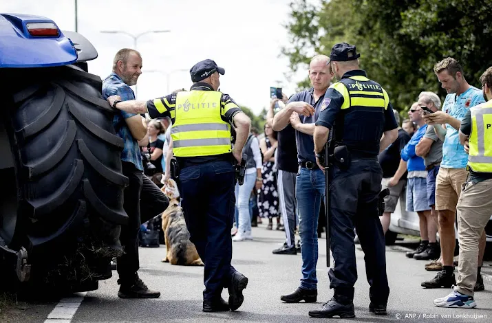 politie praten met demonstranten en hopen op ordelijk verloop