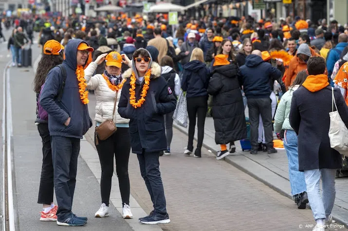 politie roept op niet met boot naar amsterdam te komen om drukte