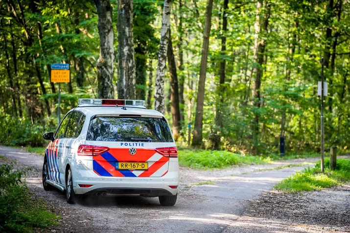 politie rotterdam zoekt goudkantoorovervaller in politieshirt