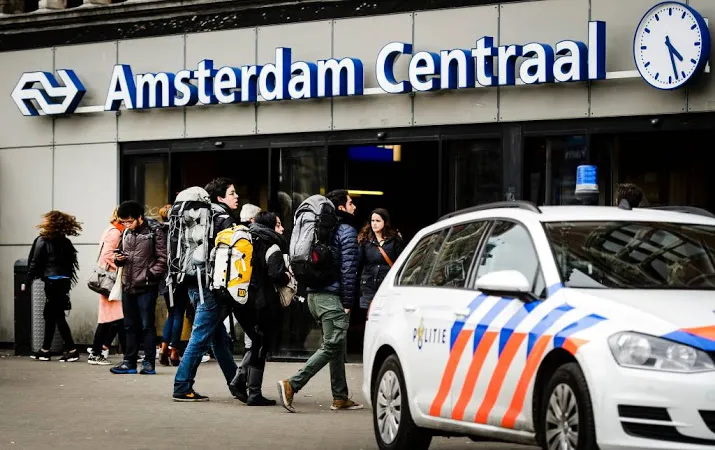 politie schiet verdachte neer op amsterdam cs