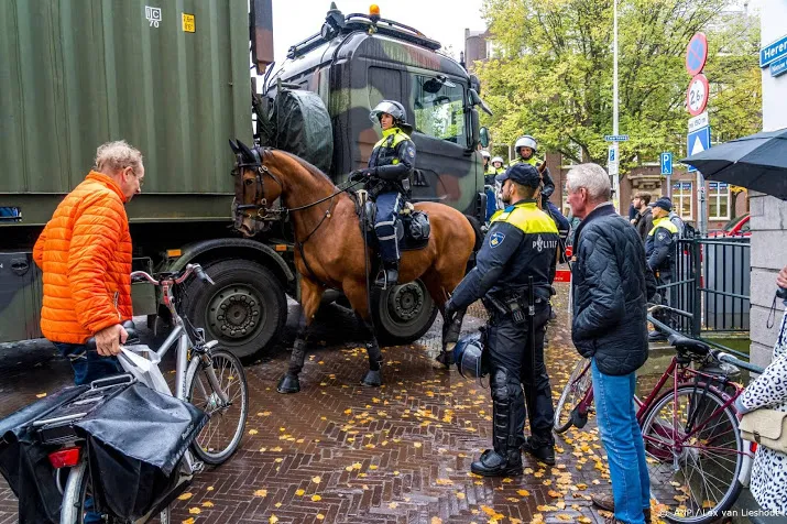politie sluit binnenhof af om boerenprotest