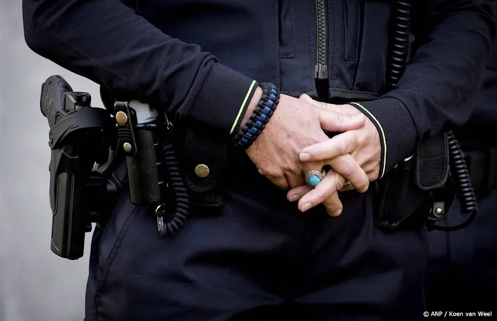 politie start disciplinair onderzoek naar vijf limburgse agenten