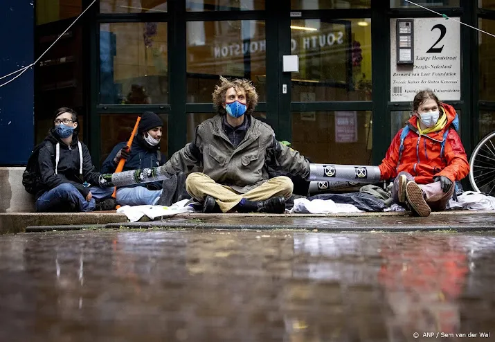 politie start ontruiming bezet gebouw universiteit van amsterdam