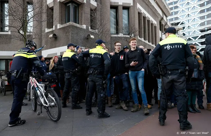 politie stopt boeren die op weg zijn naar ministerie landbouw