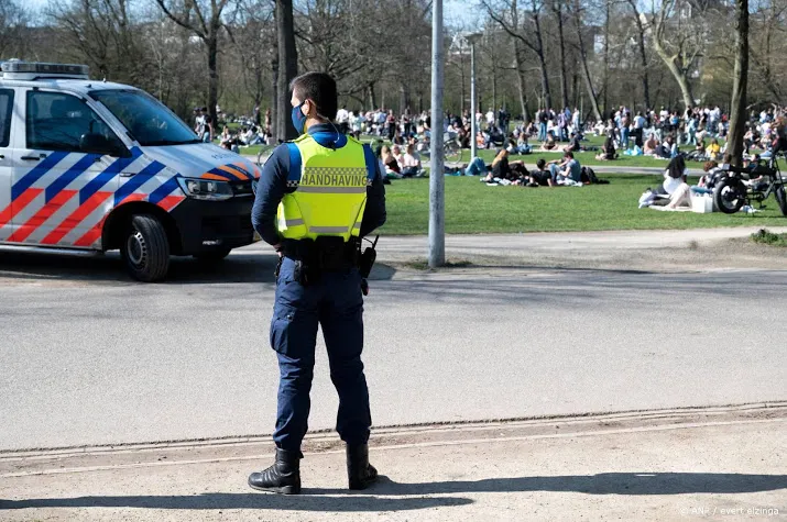 politie stopte 57 feesten en deelde 6392 avondklokboetes uit
