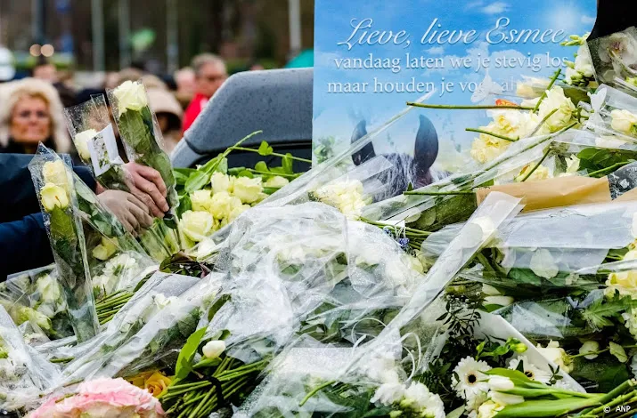 politie stuurt sms naar contacten in telefoon overleden esmee