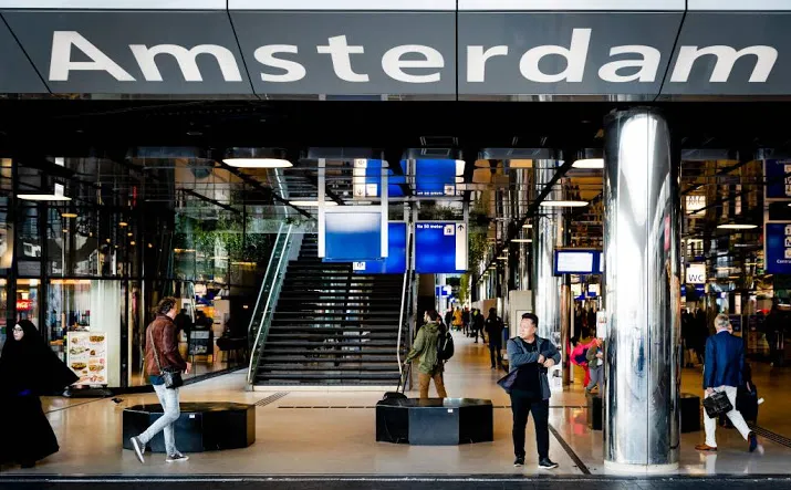 politie tast in duister over kind amsterdam cs